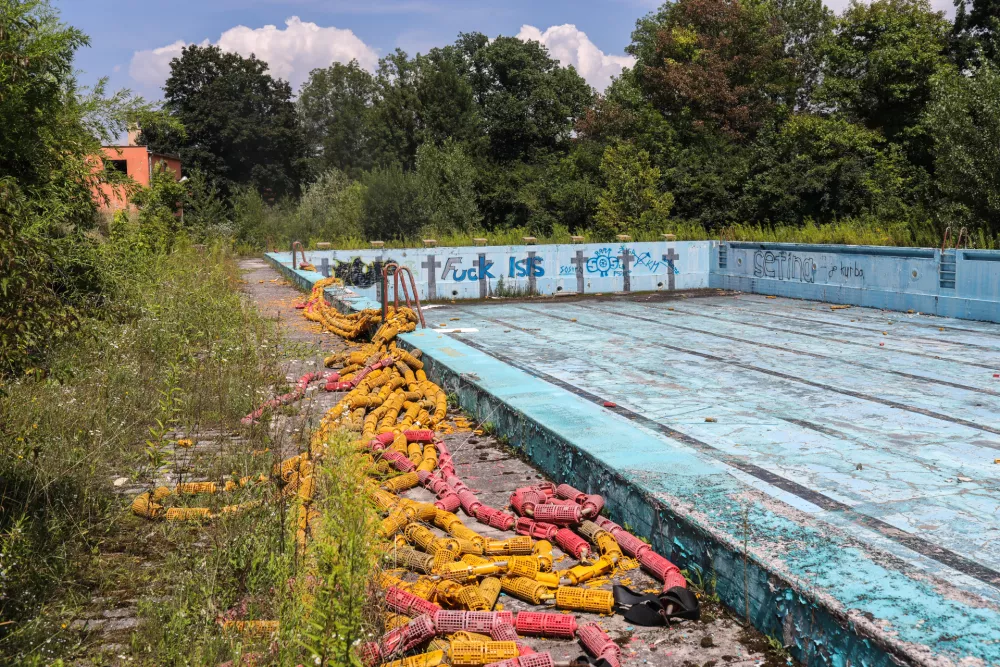 Staro vev&scaron;ko kopali&scaron;če je veliko let zapu&scaron;čeno propadalo. Foto: Jaka Gasar&nbsp;