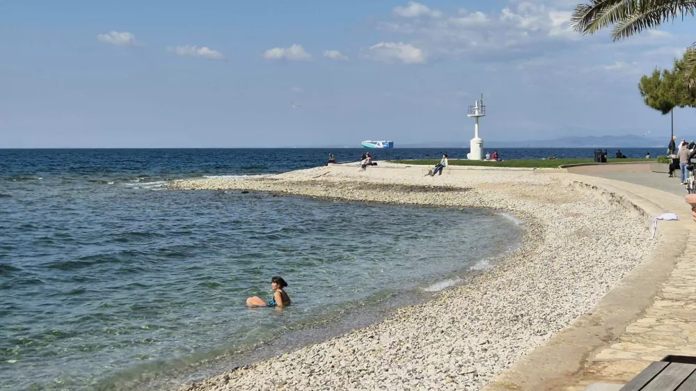 Izolska plaza Svetilnik, kopanje, morje