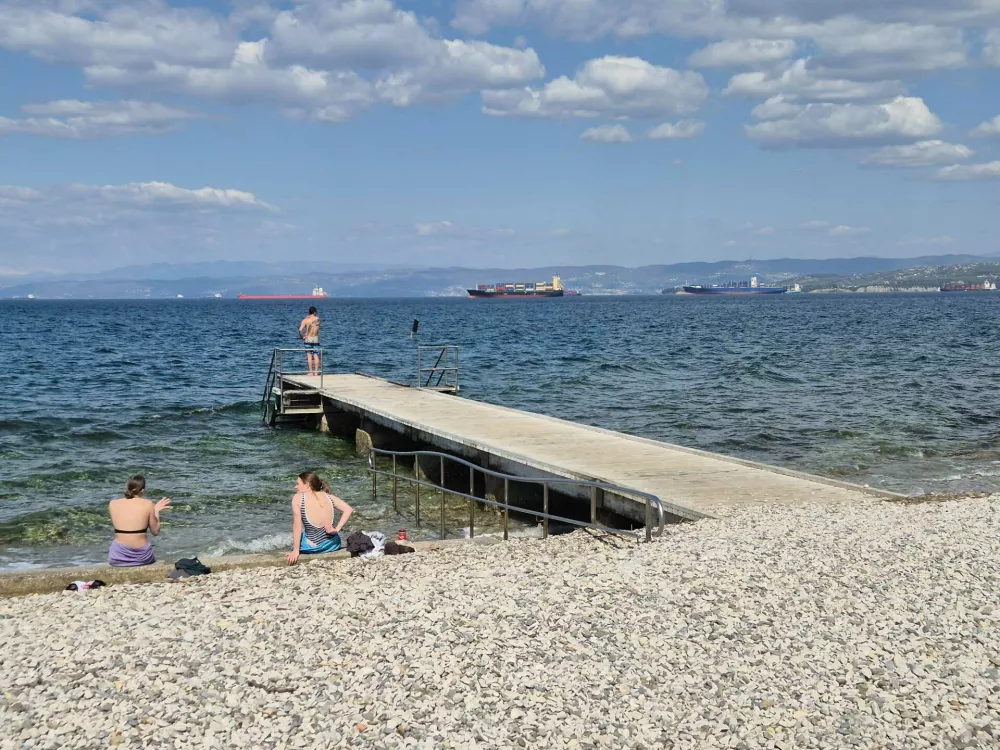 Izolska plaza Svetilnik, kopanje, morje