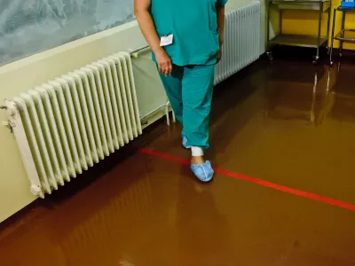 - simbolična fotografija - zdravstvo - medicinske sestre - medicinsko osebjeUKC univerzitetni klinični center Ljubljana, zdravstvo,zdravstveni sistem,medicina,medicinski pripomočki,higiena, medicinska sestra,čistoča,za&scaron;čitna obutev,obleka//FOTO: Tomaž Zajel&scaron;nik