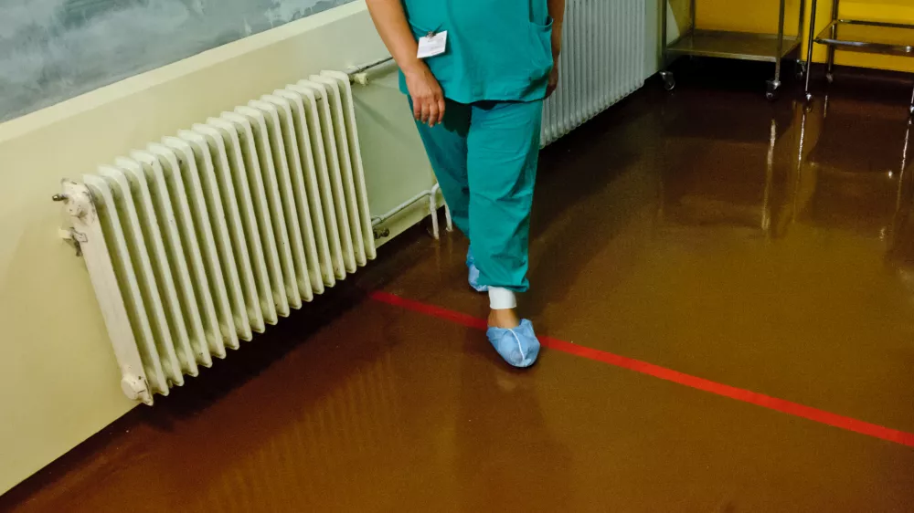 - simbolična fotografija - zdravstvo - medicinske sestre - medicinsko osebjeUKC univerzitetni klinični center Ljubljana, zdravstvo,zdravstveni sistem,medicina,medicinski pripomočki,higiena, medicinska sestra,čistoča,za&scaron;čitna obutev,obleka//FOTO: Tomaž Zajel&scaron;nik