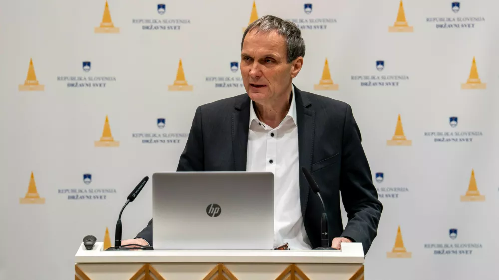 Marijan Papež, generalni direktor ZPIZ: &raquo;Za tiste, ki se jim bo pokojnina odmerila od najnižje osnove &ndash; tak&scaron;nih je trenutno kar 35 odstotkov &ndash; podalj&scaron;anje referenčnega obdobja za izračun pokojnine ne bo imelo negativnega vpliva, ampak bo glede na postopno povečanje odmernega odstotka samo pozitivno.&laquo;