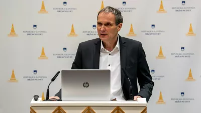 Marijan Papež, generalni direktor ZPIZ: &raquo;Za tiste, ki se jim bo pokojnina odmerila od najnižje osnove &ndash; tak&scaron;nih je trenutno kar 35 odstotkov &ndash; podalj&scaron;anje referenčnega obdobja za izračun pokojnine ne bo imelo negativnega vpliva, ampak bo glede na postopno povečanje odmernega odstotka samo pozitivno.&laquo;