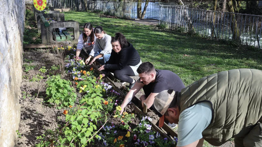 - 04.04.2025 - prostovoljska akcija Dan za spremembe bo v Fužinah potekal dogodek okra&scaron;evanja vrta//FOTO: Jaka Gasar