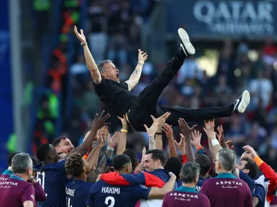 Soccer Football - Ligue 1 - Paris St Germain v Angers - Parc des Princes, Paris, France - April 5, 2025 Paris St Germain coach Luis Enrique celebrates with the players after winning Ligue 1 REUTERS/Gonzalo Fuentes   TPX IMAGES OF THE DAY