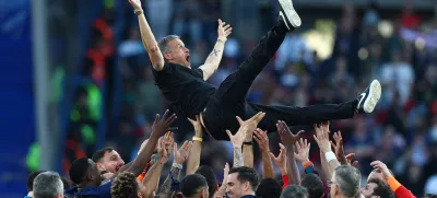 Soccer Football - Ligue 1 - Paris St Germain v Angers - Parc des Princes, Paris, France - April 5, 2025 Paris St Germain coach Luis Enrique celebrates with the players after winning Ligue 1 REUTERS/Gonzalo Fuentes   TPX IMAGES OF THE DAY