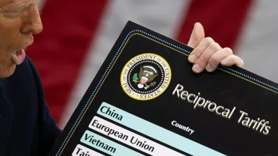 U.S. President Donald Trump delivers remarks on tariffs in the Rose Garden at the White House in Washington, D.C., U.S., April 2, 2025. REUTERS/Carlos Barria