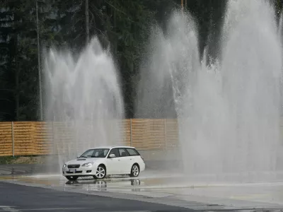 - AMZS Center varne vožnje - Poligon Vransko - prvi tehnolo&scaron;ko sodobno opremljen in po evropskih merilih zgrajen center varne vožnje na območju jugovzhodne Evrope, - poligon omogoča posebne programe vadbe, namenjen pa je &scaron;ir&scaron;emu krogu uporabnikov, ki želijo zbolj&scaron;ati prometne ve&scaron;čine. - Center se razprostira na 160.000 kvadratnih metrih. Približno 66.000 kvadratnih metrov je asfaltiranih povr&scaron;in, na njih je dva in pol kilometra stez in cest - dolžina 800 in &scaron;irina 200 metrov//FOTO: Matej Pov&scaron;eOPOMBA: ZA OBJAVO V ČASOPISU DNEVNIK