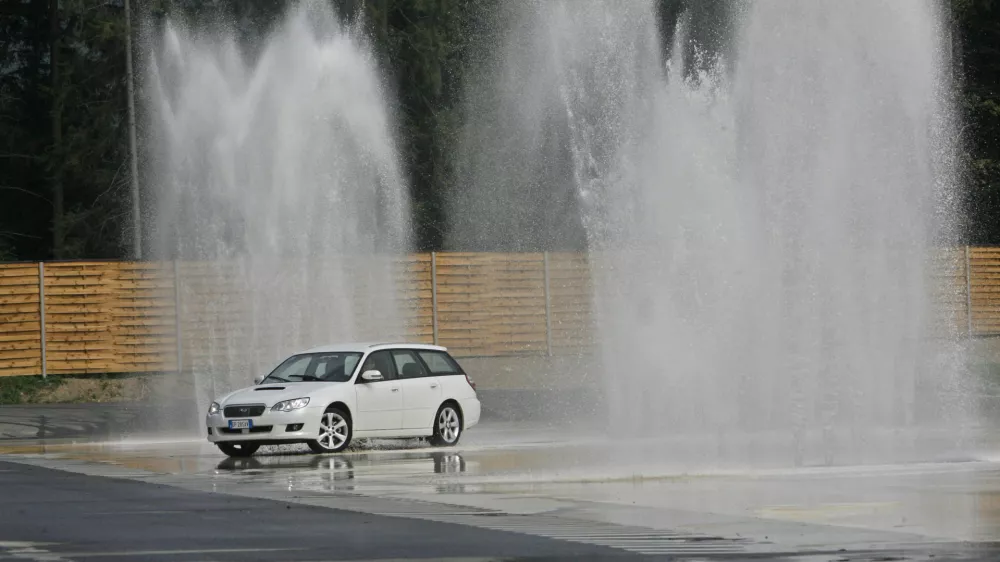 - AMZS Center varne vožnje - Poligon Vransko - prvi tehnolo&scaron;ko sodobno opremljen in po evropskih merilih zgrajen center varne vožnje na območju jugovzhodne Evrope, - poligon omogoča posebne programe vadbe, namenjen pa je &scaron;ir&scaron;emu krogu uporabnikov, ki želijo zbolj&scaron;ati prometne ve&scaron;čine. - Center se razprostira na 160.000 kvadratnih metrih. Približno 66.000 kvadratnih metrov je asfaltiranih povr&scaron;in, na njih je dva in pol kilometra stez in cest - dolžina 800 in &scaron;irina 200 metrov//FOTO: Matej Pov&scaron;eOPOMBA: ZA OBJAVO V ČASOPISU DNEVNIK