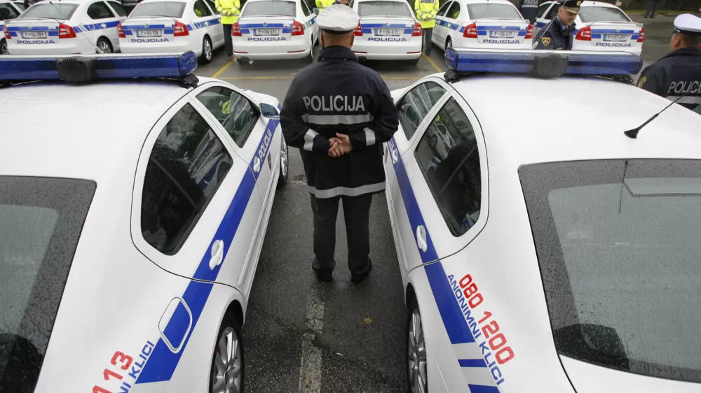 Obtoženi nevarne vožnje je po navedbah tožilstva trčil v dva avtomobila, tudi v policijskega. Foto: Luka Cjuha&nbsp;