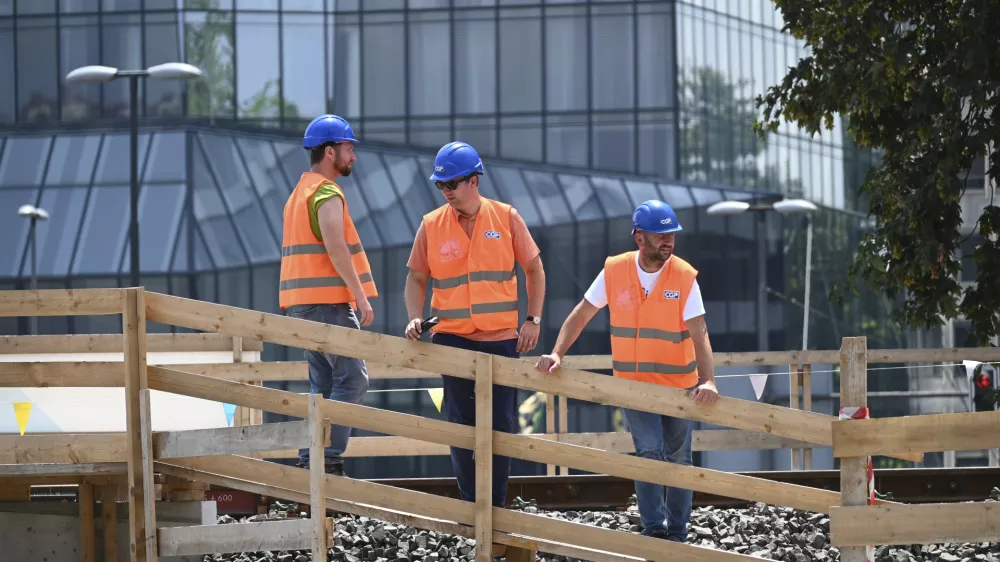 Od leta 2008, ko je zna&scaron;al 13,9 evra, se je do lanskega leta, ko je zna&scaron;al 27,1 evra, stro&scaron;ek dela na uro v Sloveniji skoraj podvojil. Fotografija je simbolična. Foto: Nik Erik Neubauer&nbsp;