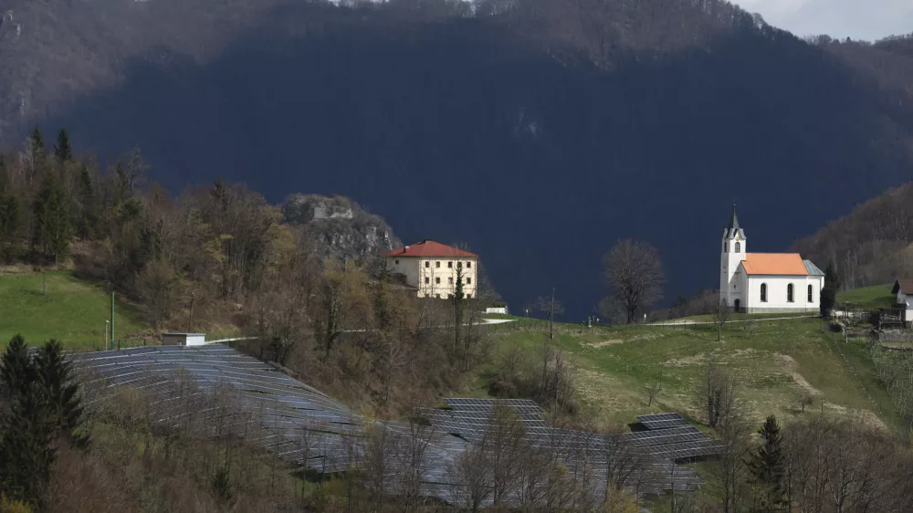 V Umanoteri, slovenski fundaciji za trajnostni razvoj, poudarjajo, da je treba pri ume&scaron;čanju proizvodnih naprav za izkori&scaron;čanje OVE na kmetijskih zemlji&scaron;čih upo&scaron;tevati tudi (negativne) učinke na krajino. Sončna elektrarna Svibno (na fotografiji) je na varovanem območju kulturne krajine. Foto: Luka Cjuha