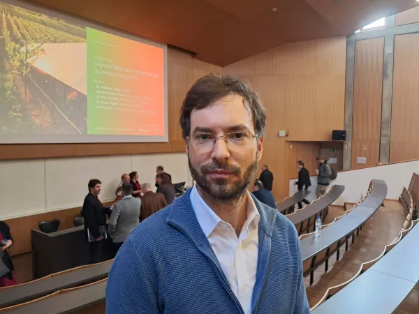 Dr. Tomislav Tkalec,&nbsp;vodja sektorja za OVE na MOPE:&nbsp;&raquo;Pametno upravljanje agrovoltaike bi tudi kmetom omogočilo manj&scaron;e stro&scaron;ke in možnost dodatnih prihodkov.&laquo; Foto: Tatjana Pihlar