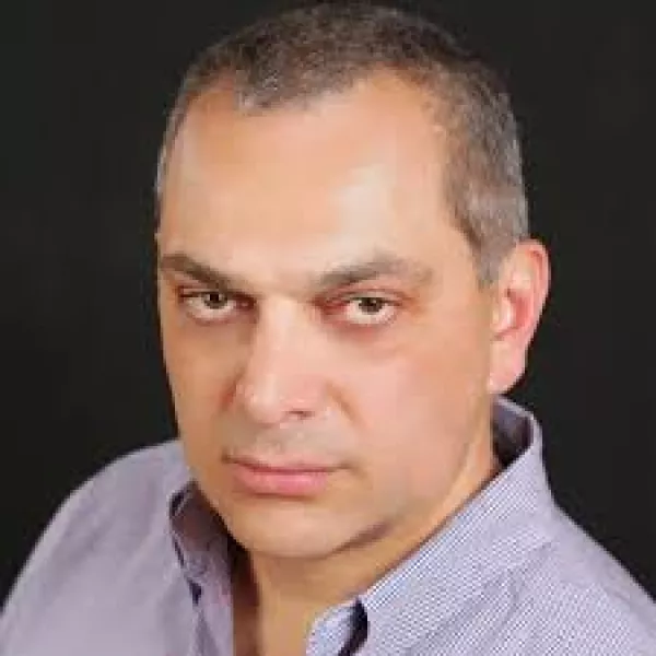 Ruben A. Papian, zdravilec