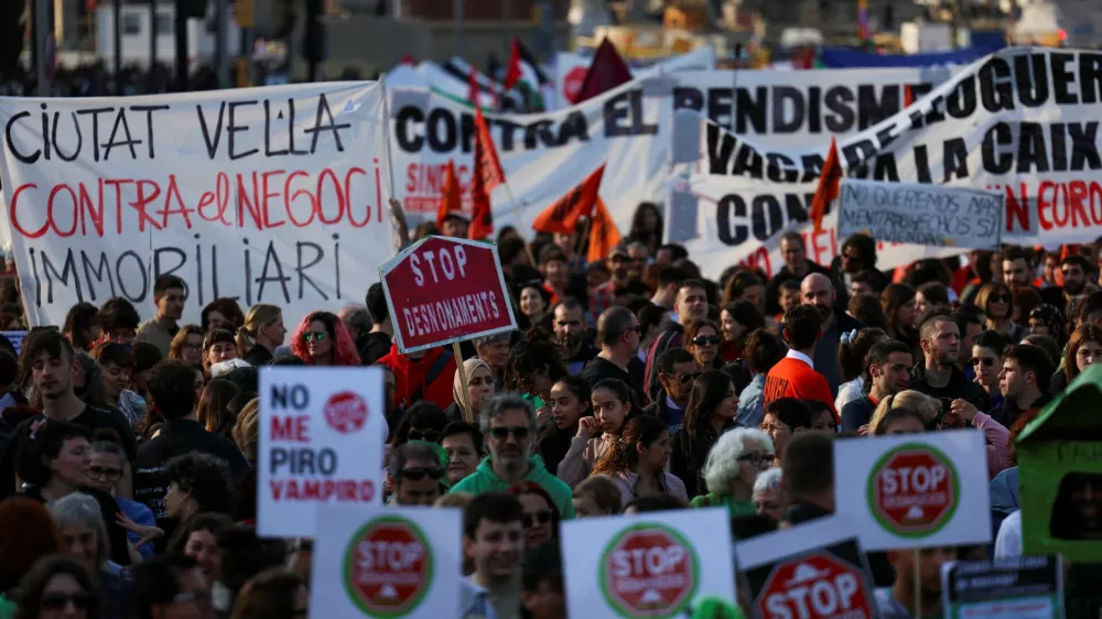 People take part in a protest to demand lower housing rental prices and better living conditions, in Barcelona, Spain, April 5, 2025. REUTERS/Nacho Doce