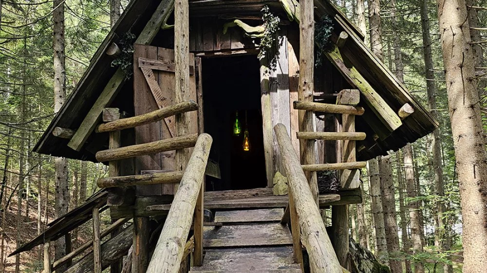 Misija eliksir je namenjena starej&scaron;im otrokom in odraslim, saj morajo za uspe&scaron;no razre&scaron;itev zapletenih ugank po&scaron;teno napeti možgane. F kranjska-gora,si