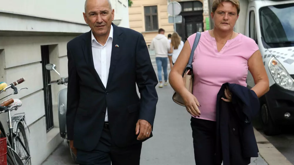 predsednik SDS Janez Jan&scaron;a in vodja poslanske skupine SDS Jelka Godec- 29.08.2022 - Drugi posvet predsednika vlade dr. Roberta Goloba s predstavniki političnih strank in energetskih podjetij ter z ekonomskimi strokovnjaki o spopadanju z aktualnimi izzivi //FOTO: Tomaž Skale