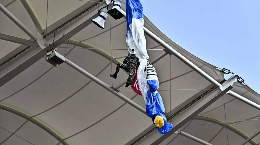 Un parachutiste du 3&egrave;me RIMA reste accroch&eacute; au toit du Stadium de Toulouse avant d'&ecirc;tre secouru par les pompiers avant la 8&egrave;me de Finale de la Champions Cup de rugby entre Toulouse et Sale le 6 avril 2025. A parachutist from the 3rd RIMA remains clinging to the roof of the Toulouse Stadium before being rescued by firefighters before the Rugby Champions Cup Round of 16 match between Toulouse and Sale on April 6, 2025.,Image: 984545017, License: Rights-managed, Restrictions:, Model Release: noFoto: Profimedia
