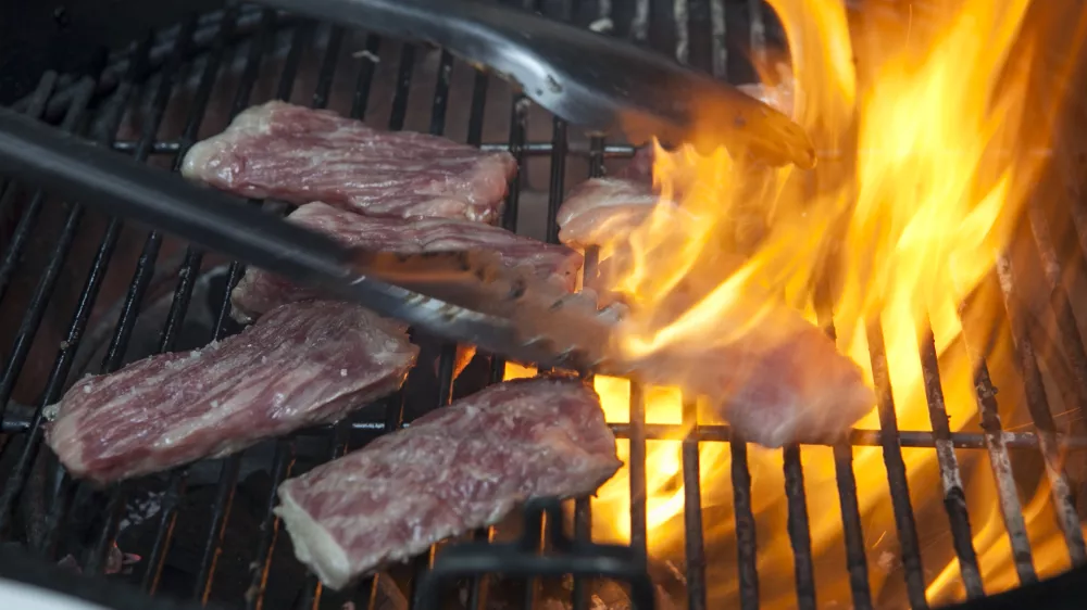 - Kobeanska govedina - kobe - simbolična fotografija - žar - ro&scaron;tilj - peka - ogenj- - - 30.05.2015 - Akademija peke na žaru - Gurmanska KOBE akademija, kulinarika - gastronomija - hrana - žar - ro&scaron;tilj - kuharstvo///FOTO: Luka Cjuha