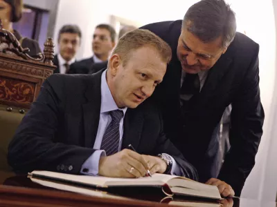 beograjski župan Dragan Đilas in ljubljanski župan Zoran Jankovič, - ljubljanski župan je sprejel beograjskega župana, kateri se je vpisal v Zlato knjigo mesta Ljubljana, z ljubljanskim županom sta podpisala tudi sporazum o pobratenju in beograjski župan je sprejel pismo ljubljanskega župana o podpori kandidaturi Beograda za Evropsko prestolnico kulture 2020//FOTO: Bojan Velikonja