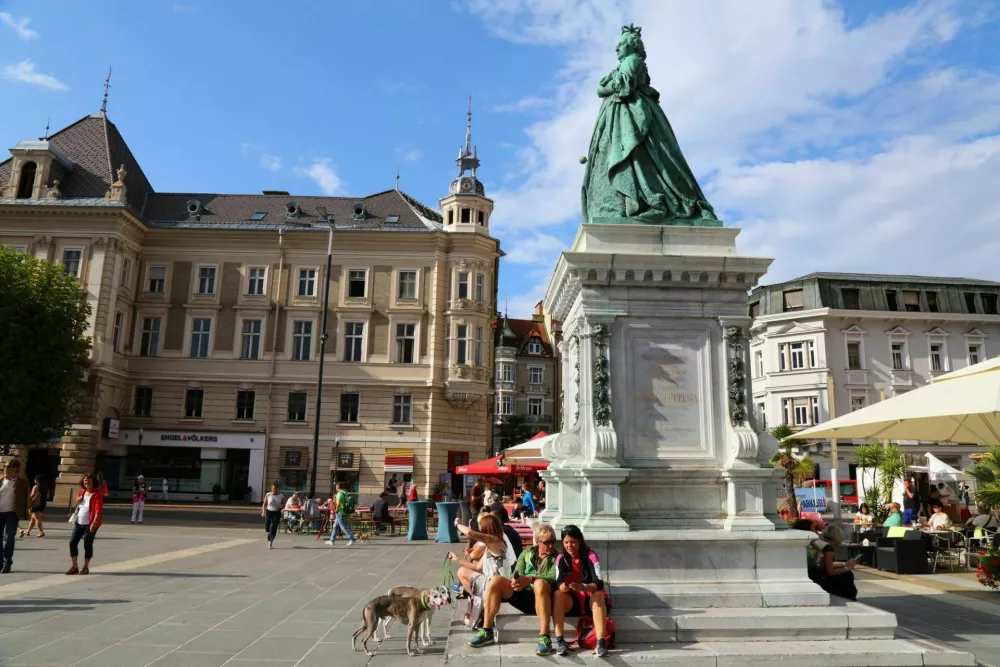 People visit empress Maria Theresia monument at Neuer Platz town square in Klagenfurt, Austria. Klagenfurt is the 6th largest city in Austria. / Foto: Tupungato