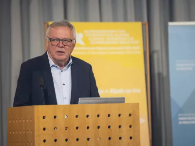 Skofja Loka, Sokolski dom.Mednarodni strokovni posvet o obnovi in nacrtovanju po naravnih nesrecah v drzavah pogodbenicah Alpske konvencije kot posledici podnebnih sprememb in o prilagajanju naselij na podnebne spremembe, ki ga je pripravilo ministrstvo za naravne vire in prostor.Minister za naravne vire in prostor Joze Novak.