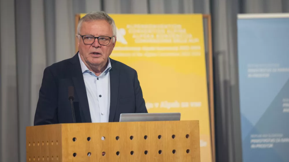 Skofja Loka, Sokolski dom.Mednarodni strokovni posvet o obnovi in nacrtovanju po naravnih nesrecah v drzavah pogodbenicah Alpske konvencije kot posledici podnebnih sprememb in o prilagajanju naselij na podnebne spremembe, ki ga je pripravilo ministrstvo za naravne vire in prostor.Minister za naravne vire in prostor Joze Novak.