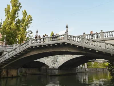 LjubljanicaTurizemTromostovjePlečnik27.08.2024 Arhitektura v živo z ladjico, mostovi čez Ljubljanico. FOTO: Nik Erik Neubauer