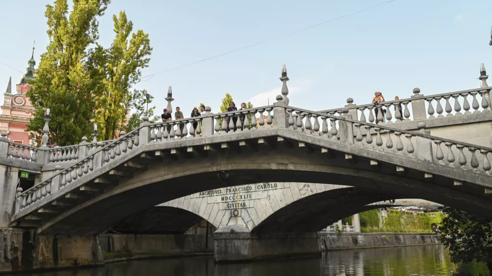 LjubljanicaTurizemTromostovjePlečnik27.08.2024 Arhitektura v živo z ladjico, mostovi čez Ljubljanico. FOTO: Nik Erik Neubauer