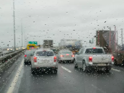 Defocussed traffic viewed through a car windscreen covered in rain, focus on raindrops / Foto: K-paul
