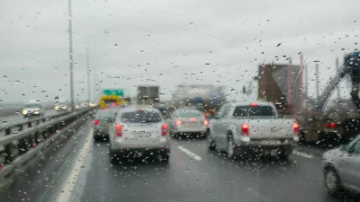 Defocussed traffic viewed through a car windscreen covered in rain, focus on raindrops / Foto: K-paul