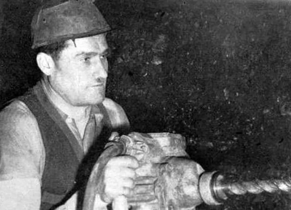 Simbol delavskega razreda v na&scaron;i nekdanji državi Alija Sirotanović v akciji pod zemljo &hellip; / Foto: wikipedia