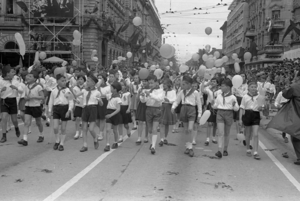 Stotisočglava množica je posebno toplo pozdravila najmlaj&scaron;e udeležence parade, ki so s petjem hiteli po Titovi cesti in v zrak spustili na stotine balonov.&nbsp;/ Foto: Marjan Ciglič,&nbsp;hrani Muzej novej&scaron;e in sodobne zgodovine Slovenije