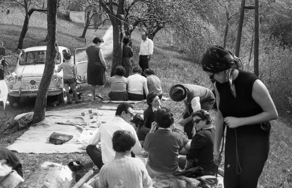 Leta 1961 vsi niso gledali parade v Ljubljani. Raje so si privo&scaron;čili piknik na Jezerskem.&nbsp;/ Foto: Marjan Ciglič,&nbsp;hrani Muzej novej&scaron;e in sodobne zgodovine Slovenije
