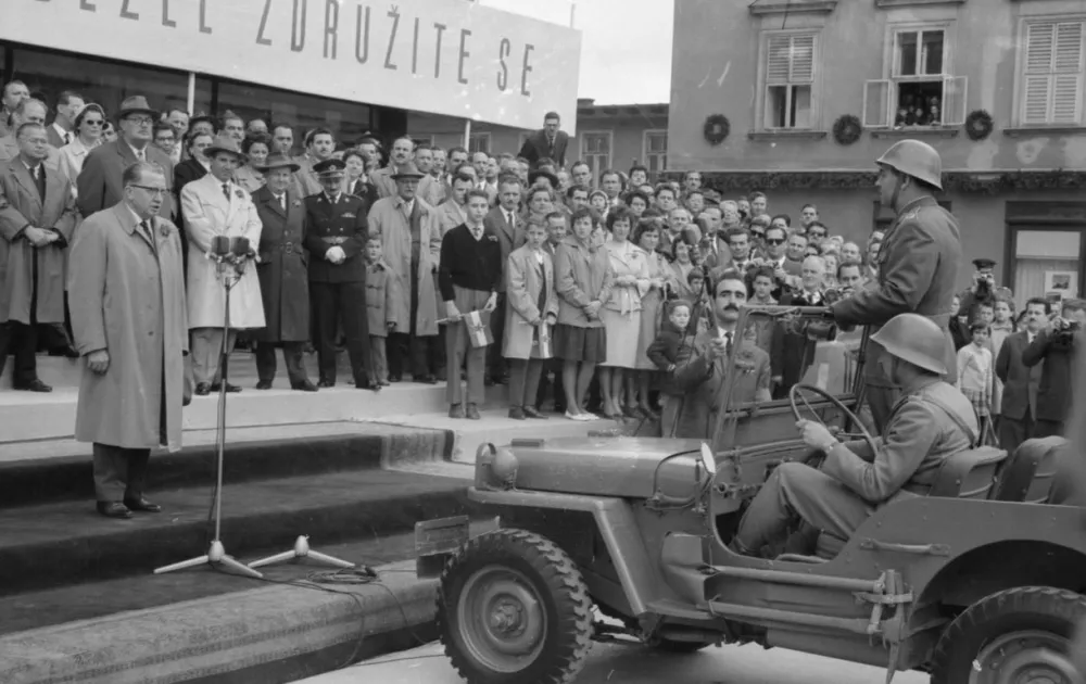 Ko se je pred slavnostno tribuno na Ajdov&scaron;čini ustavilo voja&scaron;ko vozilo, so zadonele fanfare in naznanile raport poveljnika voja&scaron;kega dela prvomajskega sprevoda.&nbsp;/ Foto: Marjan Ciglič,&nbsp;hrani Muzej novej&scaron;e in sodobne zgodovine Slovenije