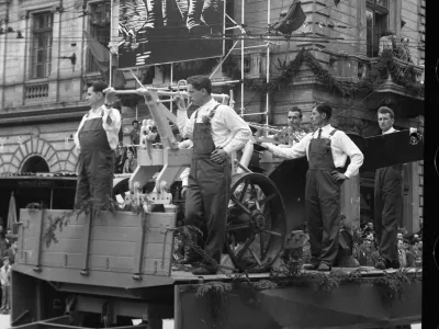 Ponosni delavci na tovornjaku&nbsp;/ Foto: Marjan Ciglič,&nbsp;hrani Muzej novej&scaron;e in sodobne zgodovine Slovenije