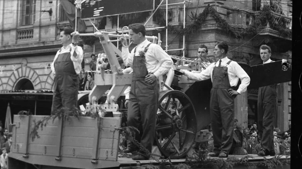 Ponosni delavci na tovornjaku&nbsp;/ Foto: Marjan Ciglič,&nbsp;hrani Muzej novej&scaron;e in sodobne zgodovine Slovenije