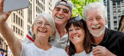 A cheerful group of senior retired friends visiting New York City take a selfie on the street. Two couples of travelers on a leisure vacation enjoy the journey and freedom / Foto: Lucigerma