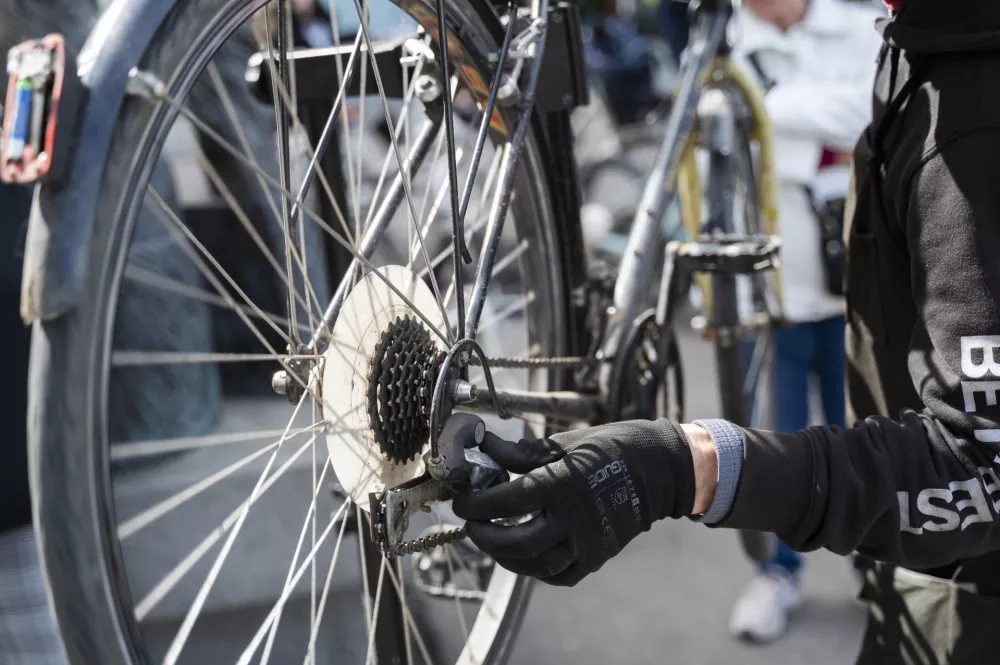 kolesarjikolesarstvo08.04.2025 Servis koles na Pogačarjevem trguFOTO: Nik Erik Neubauer / Foto: Nik Erik Neubauer