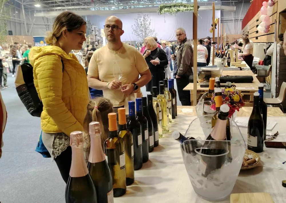 Različni, večinoma domači vinogradniki so ponujali žlahtno kapljico.&nbsp;/ Foto:&nbsp;Mojca Marot