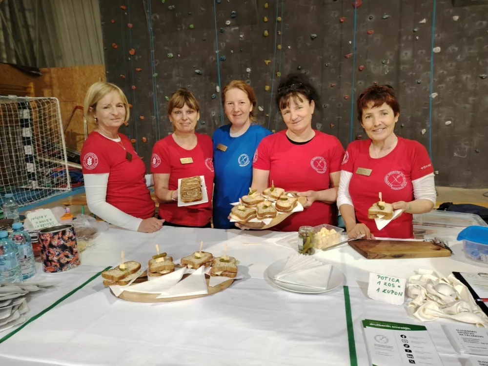 Članice celjske podružnice slovenskega dru&scaron;tva za celiakijo so spekle polnozrnati kruh in potico brez glutena.&nbsp;/ Foto:&nbsp;Mojca Marot