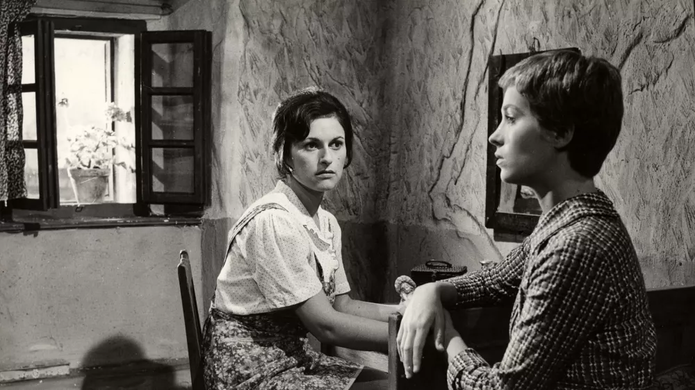 Povest o dobrih ljudeh. Majda Grbac in Olga Kacjan. / Foto: Zbirka Slovenske Kinoteke