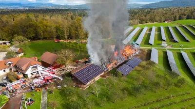 V obsežnem požaru na območju Črnomlja je pogorel cel objekt. Zagorelo je na ostre&scaron;ju, kjer je bila sončna elektrarna. / Foto: Pgd Črnomelj
