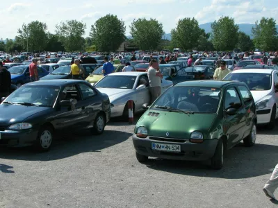 Včasih se je ogromno avtomobilov prodalo tudi na posebnih v ta namen organiziranih sejmih (fotorgafija je iz leta 2009, danes so se navade povsem spremenile. / Foto: Matjaž Terzič