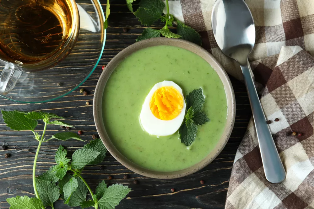 Concept of healthy food with nettle soup on wooden table / Foto: Liliia Bila