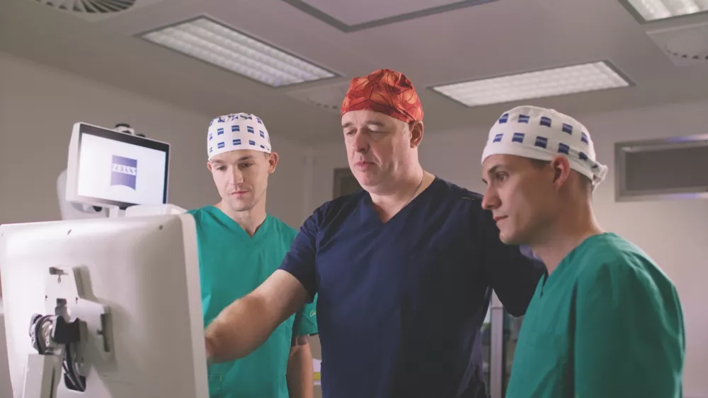 Očesni kirurg Bo&scaron;tjan Drev z ekipo / Foto: Osebni Arhiv