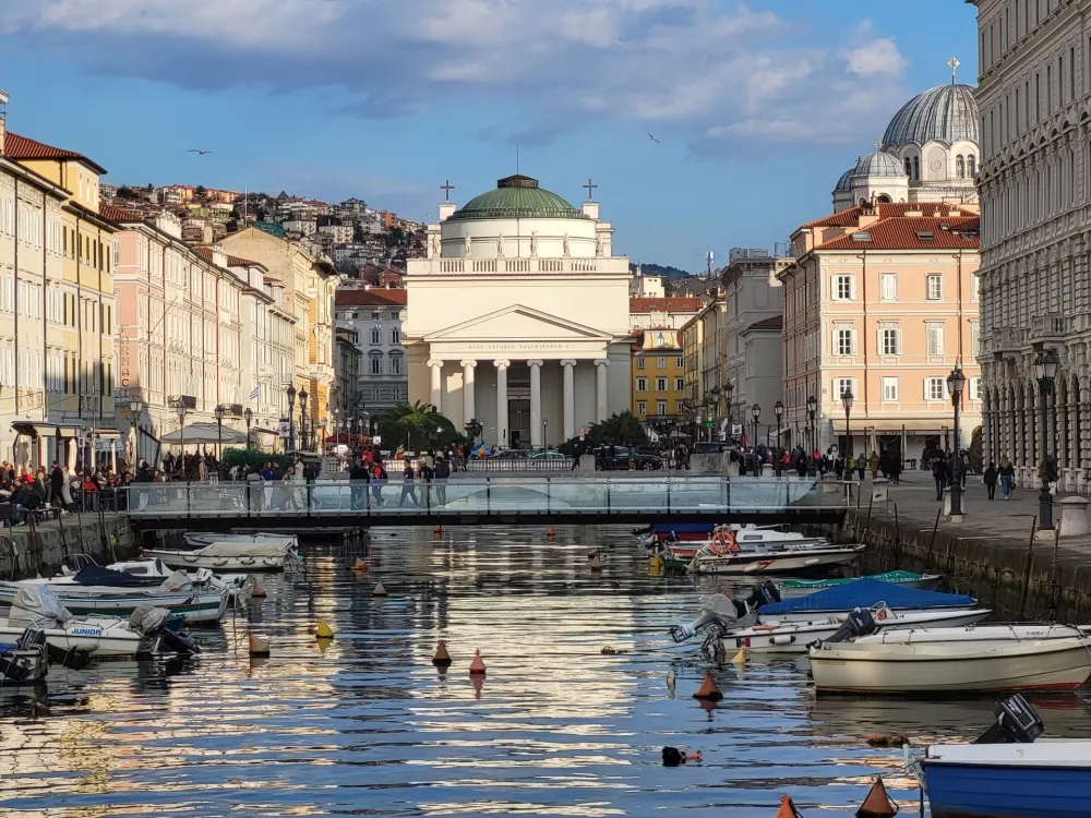 Slovence, Avstrijce, Nemce, Madžare, Srbe &hellip; vabijo nepremičnine v Trstu. / Foto: Katja Gle&scaron;čič 