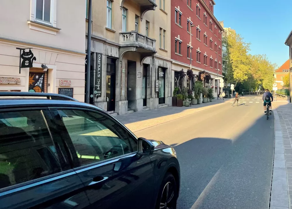 Ko ne spo&scaron;tujemo pravil in bontona: na cestah lahko vidimo marsikaj, tudi dekle na rolerjih, ki se v sredi&scaron;ču Ljubljane&nbsp;pelje po sredini ceste. / Foto: TL