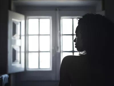 Naked silhouette woman looking by a vintage window. / Foto: David-prado