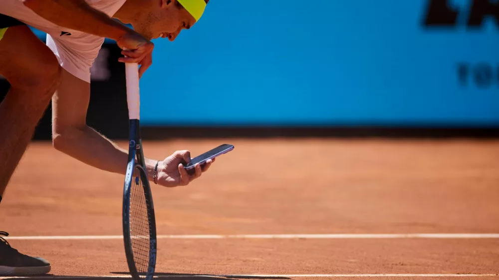 Na tunirju v Madridu je Aleksander Zverev takole fotografiral odtis žogice, za katero je bil prepričan, da je bila izven igri&scaron;ča, avtomatski računalni&scaron;ki sistem pa je javil, da je bila znotraj. Za protest in opisano potezo si je prislužil sodni&scaron;ki opomin. / Foto: Getty Images